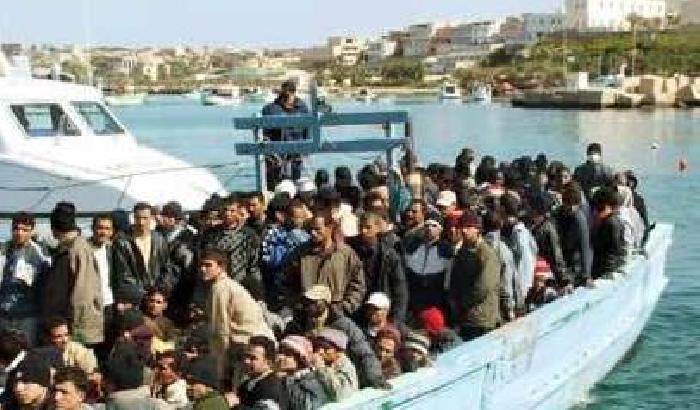 Emergenza umanitaria: Amnesty accusa Berlusconi