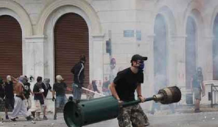 Grecia, sì a piano austerity nonostante scontri
