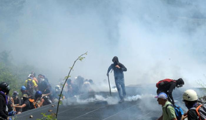 No Tav, è guerriglia: decine di feriti e 5 fermi