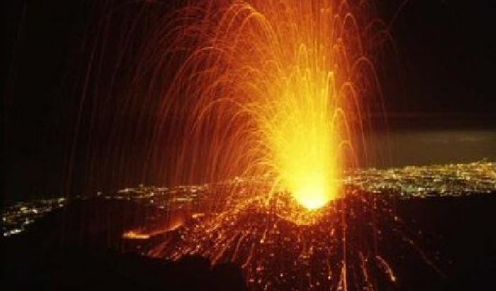 Etna in eruzione, ritardi all'aeroporto di Catania