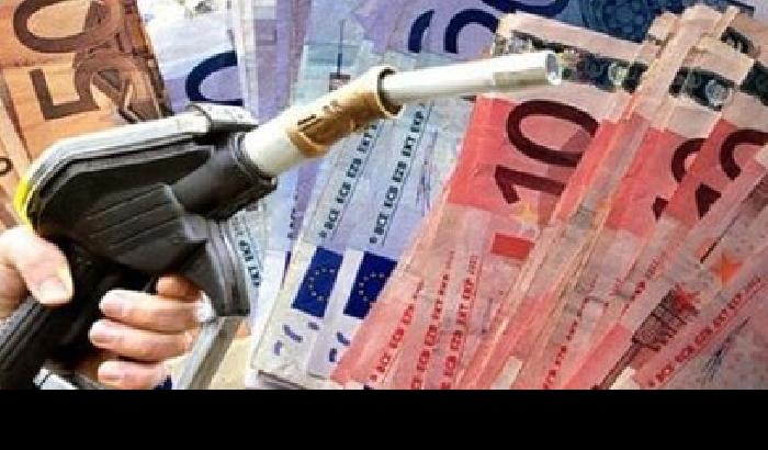 Benzina alle stelle: Tagliare le accise