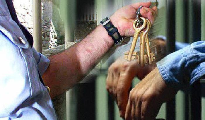 Il governo scopre che le carceri sono sovraffollate