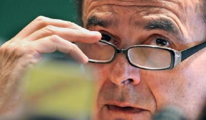 Berlusconi: manovra più equa, Bersani: puniti i più onesti