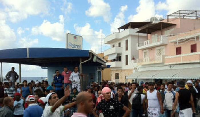 0008B3-NEWS_4339 Lampedusa: immigrati in rivolta