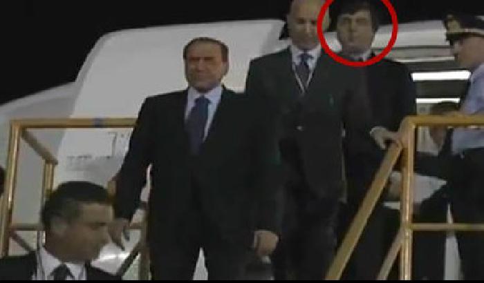 0008FD-berlusconi-mentre-scende-dall-aereo-presidenziale-assieme-a-valter-lavitola-nel-cerchietto Berlusconi mentre scende dall'aereo presidenziale assieme a Valter Lavitola (nel cerchietto)