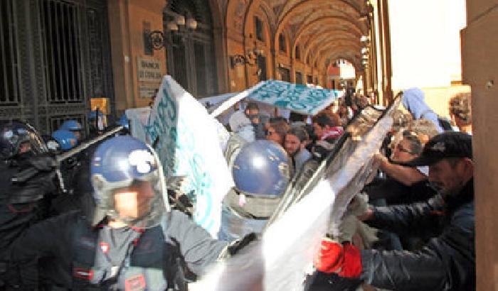Bologna: scontri tra polizia e indignados