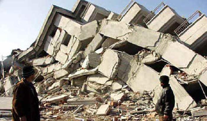 Devastante terremoto in Turchia. Forse 1000 vittime.