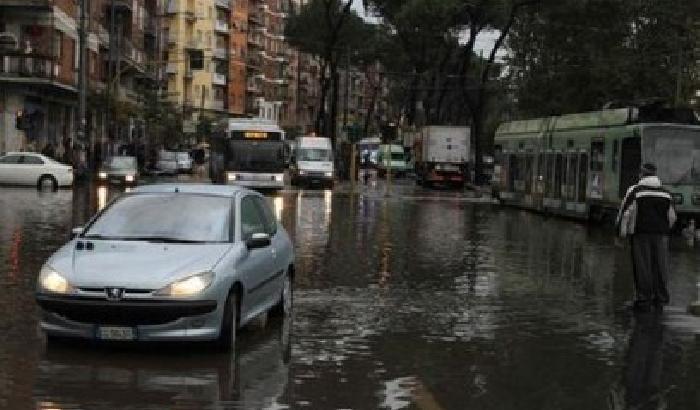 Maltempo a Roma: riavviata la metro A, traffico in tilt