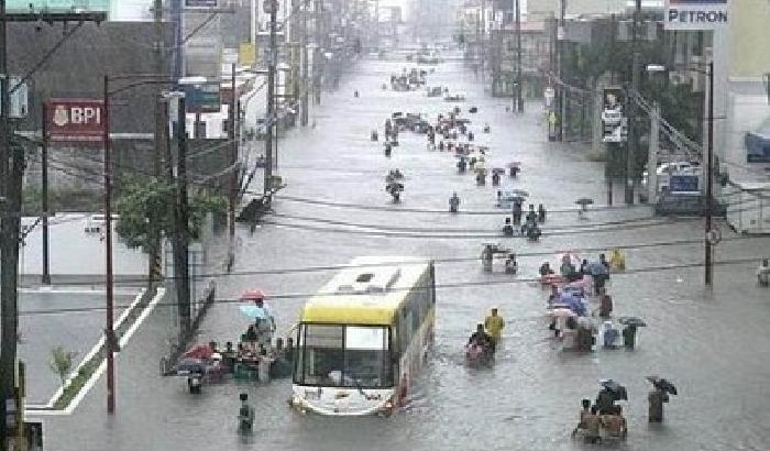 Filippine, sepoltura di massa dopo la tempesta