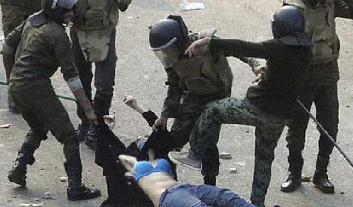 La manifestante brutalizzata in Egitto: video integrale