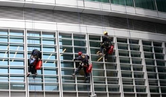 Nuovi schiavisti. Pirellone bis in nero