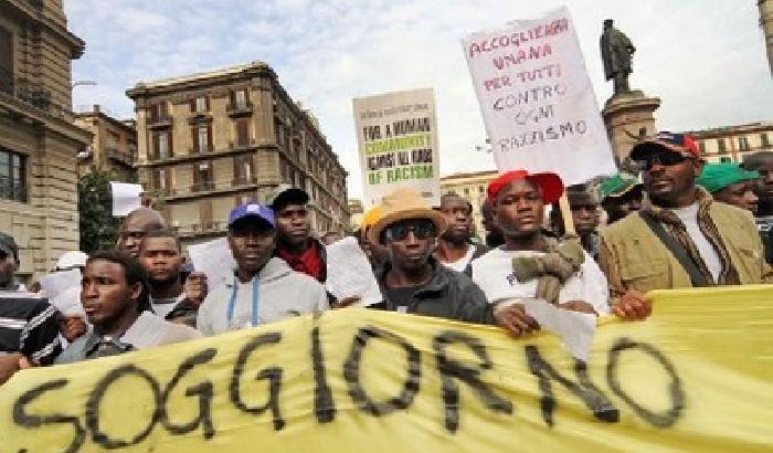 Immigrati: il governo ripensa alla tassa sui permessi