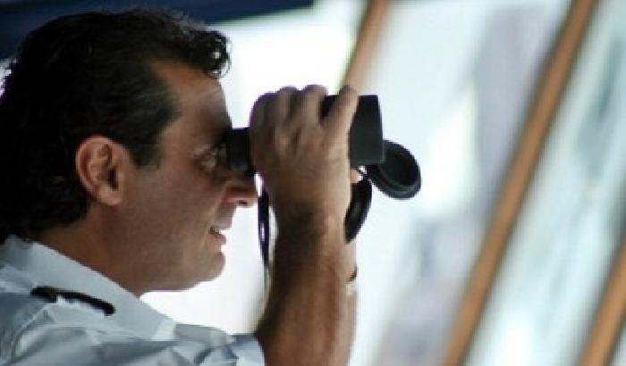 Il comandante della vergogna dorme a casa