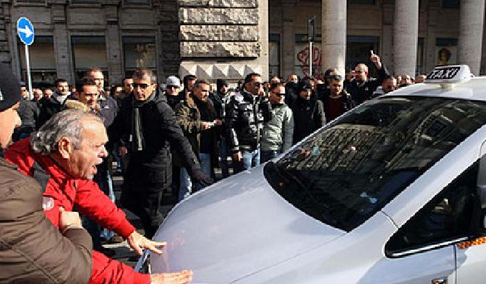 Ronde dei tassisti: botte a chi lavora