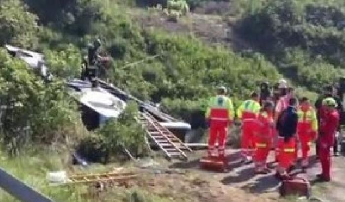 Padova, pullman finisce in un canale. 5 morti, 9 feriti gravi