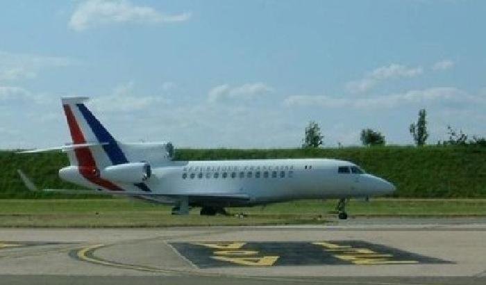 Fulmine colpisce aereo di Hollande, rientro immediato