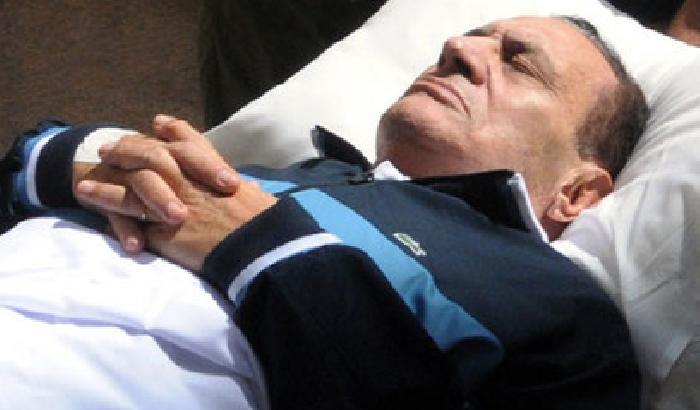 Mubarak condannato all'ergastolo