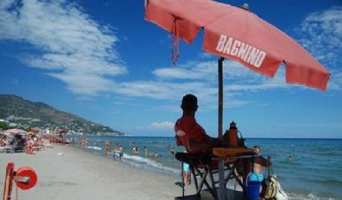 Estate di crisi, il 54% degli italiani non va in vacanza