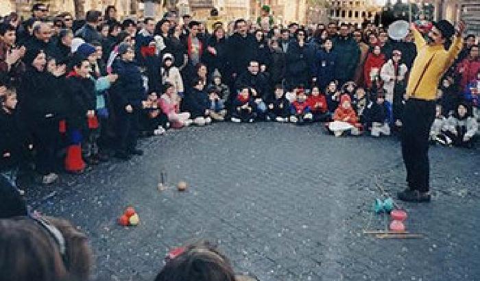 Cinque poliziotti per arrestare l'artista di strada (video)