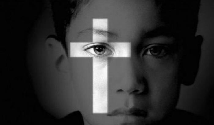 Il prete pedofilo arrestato ora piange