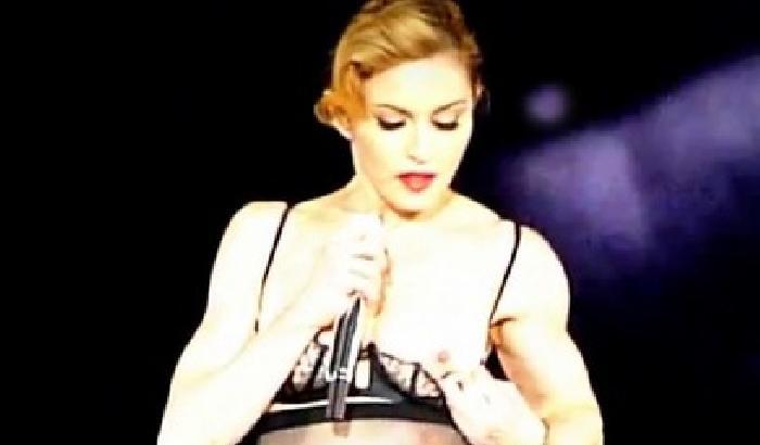 Madonna mostra il capezzolo parigino