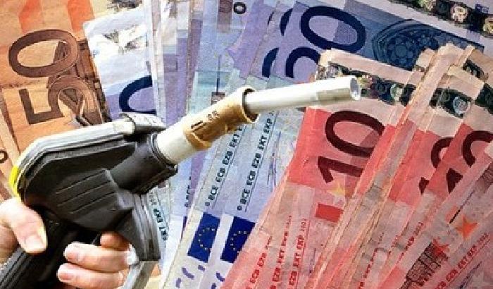 Sale ancora il prezzo della benzina