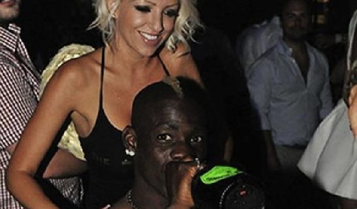 La tripletta di Balotelli. In discoteca