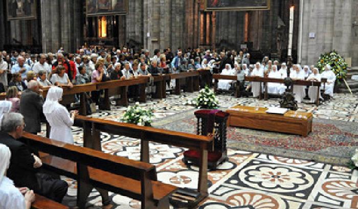 007FED-NEWS_60210 Milano commossa saluta il cardinal Martini