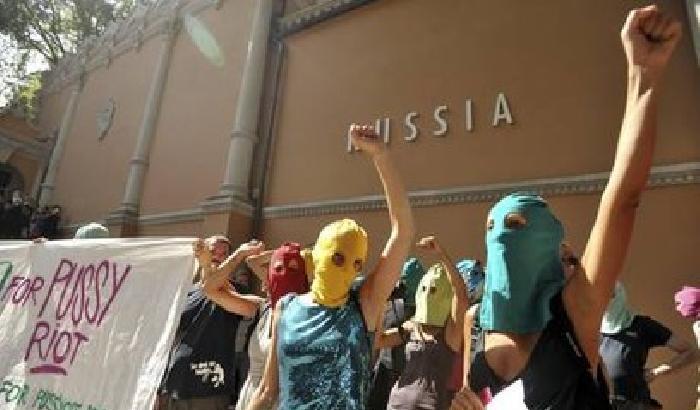 Opposizione russa in piazza col vessillo delle Pussy Riot
