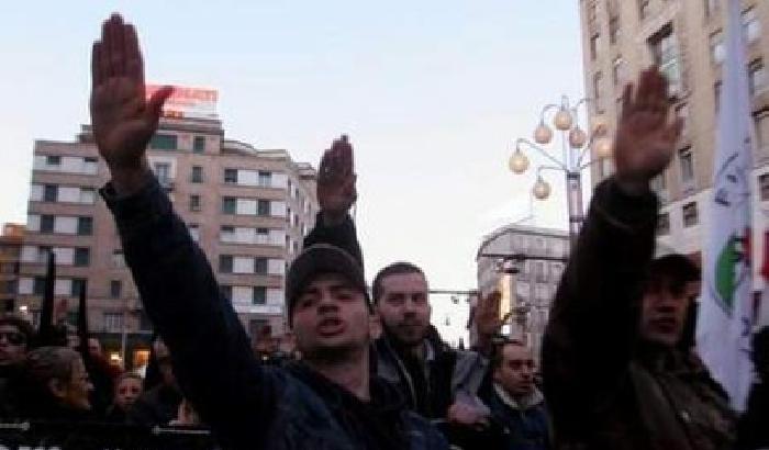 Fare il saluto romano è reato