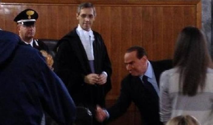 Silvio stringe la mano alla Boccassini. Poi insulta i giudici