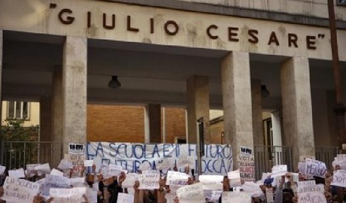 Blitz neofascista, gli studenti contro i partigiani