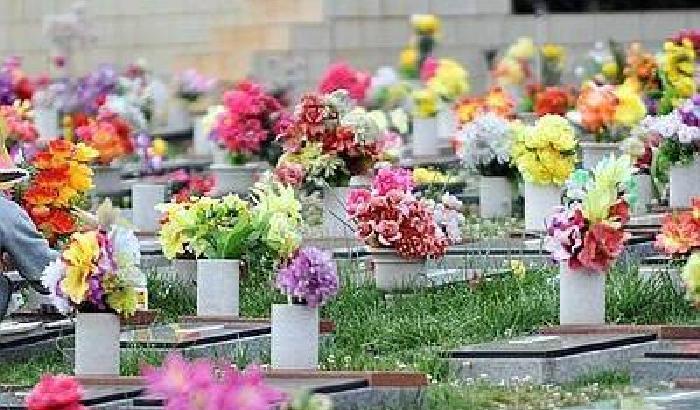 Ricordo defunti, spese pazze per i fiori