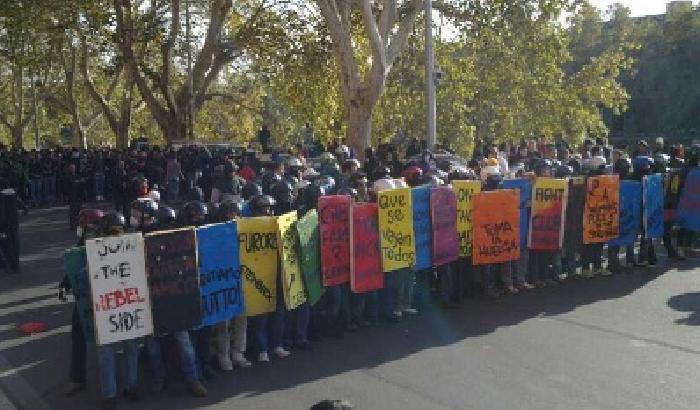 Roma, la polizia carica il corteo degli studenti