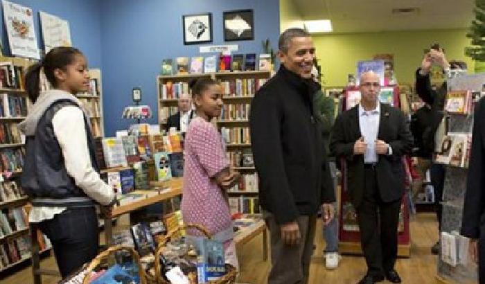 Obama si dà allo shopping natalizio con le figlie