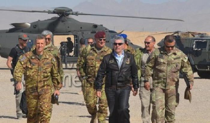 Tagliano la spesa sociale per comprare armi nuove