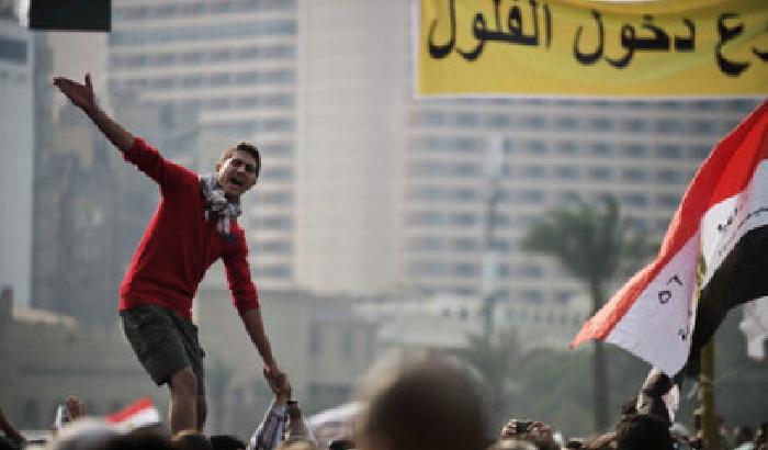 Egitto: Morsi assediato scappa dal palazzo