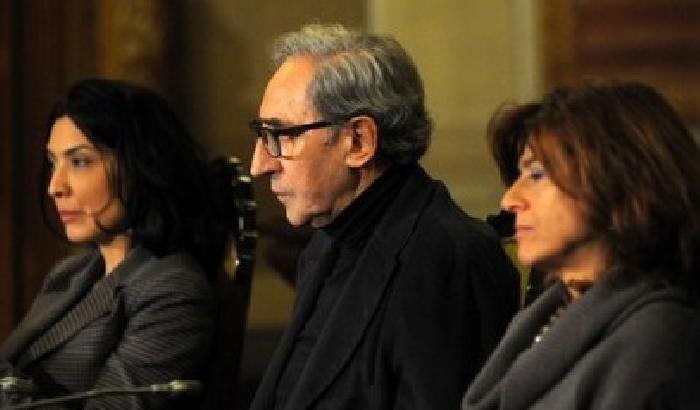 Battiato rimproverato perché senza cravatta