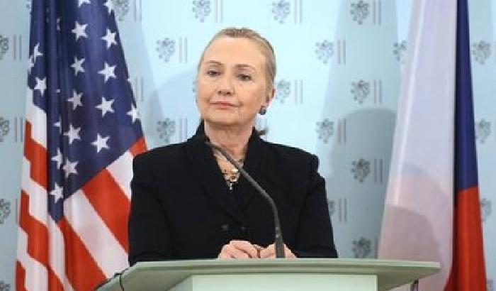 Hillary Clinton sviene e batte la testa