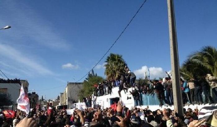 Tunisi, folla saluta Belaid. Sciopero generale