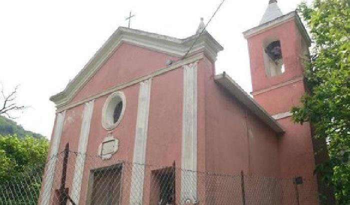 Parroco brucia la foto di Ratzinger durante l'omelia