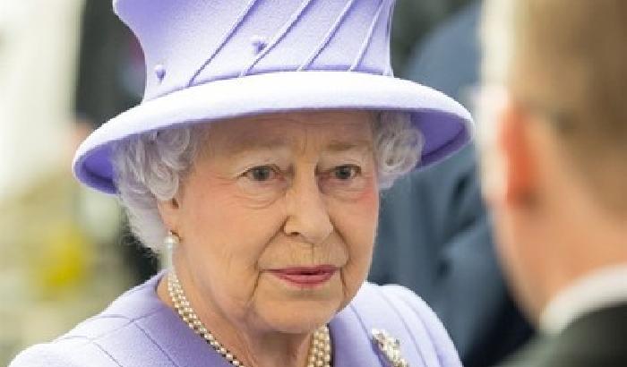 Elisabetta II difende i diritti dei gay