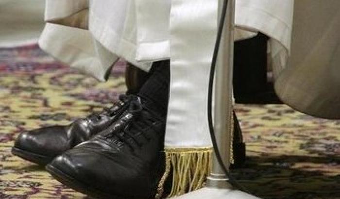 Papa Francesco e le sue scarpe usate
