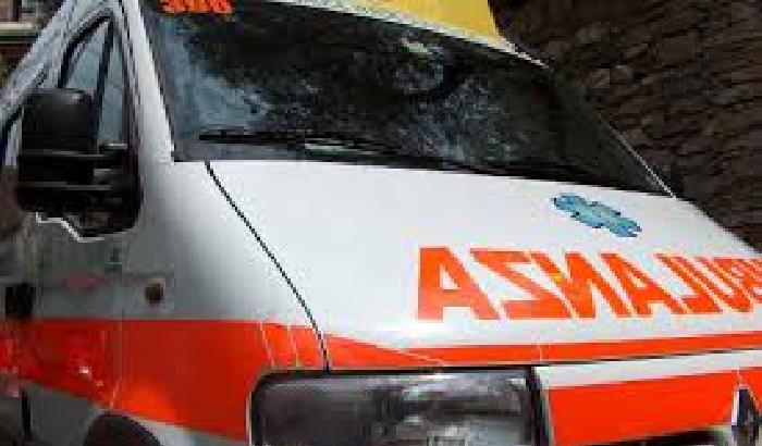 00020E-NEWS_851-3 Gli arriva lo sfratto e si uccide