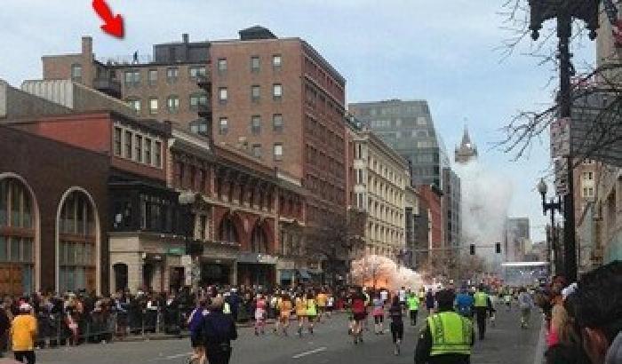 Boston, il giallo dell'uomo sul tetto