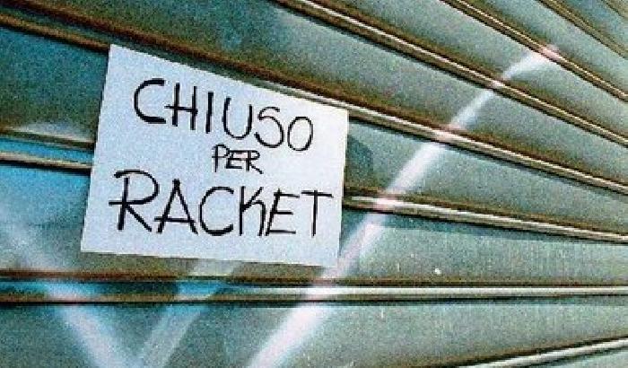 Politici presi a calci nel culo: l'omelia di un parroco