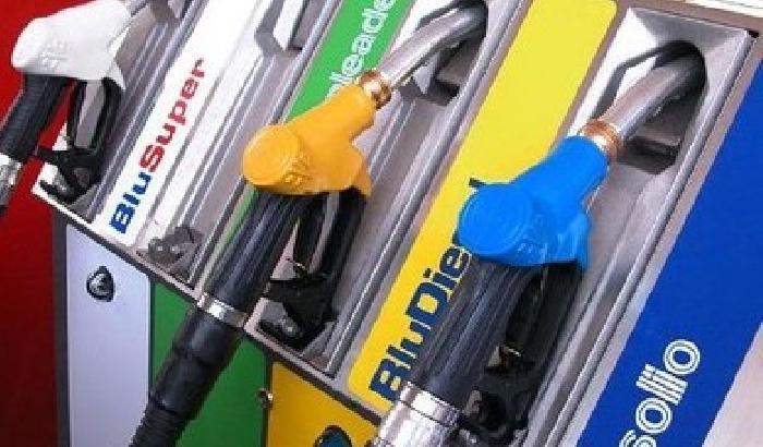 Carburanti, prezzi in forte ribasso