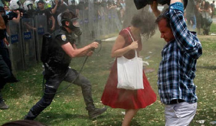 00AFF9-NEWS_86678 Tutta la serie fotografica della donna in rosso di Istanbul