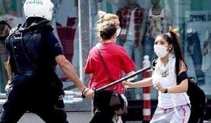 00B04B-NEWS_86845 Istanbul: manifestante represso con violenza dalla polizia