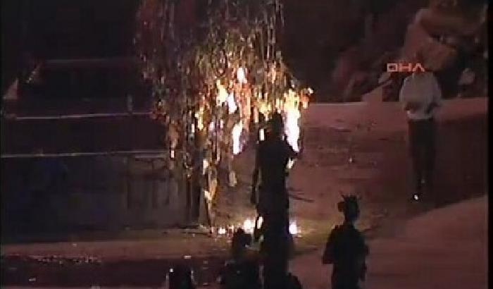 00B1DE-NEWS_87700 Gezi Park, la polizia brucia l'albero dei desideri